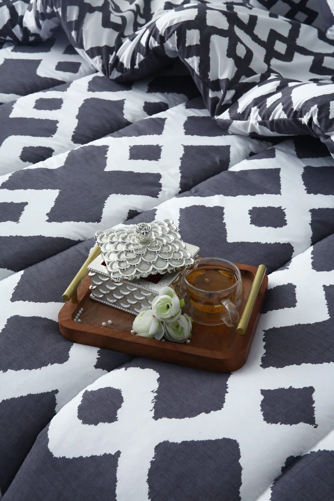 8 PCs Winter Razai Set-Grey Diamond - Image 3